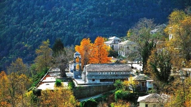 Το γραφικό χωριό του Πηλίου που βλέπει όλο το Αιγαίο σκαρφαλωμένο στις πλαγιές του βουνού