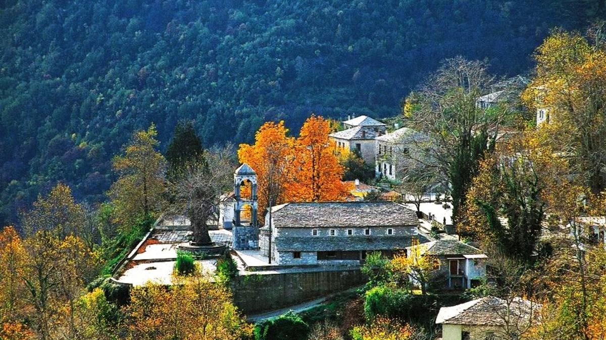 Το γραφικό χωριό του Πηλίου που βλέπει όλο το Αιγαίο σκαρφαλωμένο στις πλαγιές του βουνού