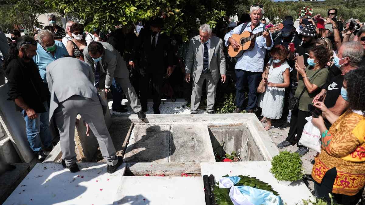 Μίκης Θεοδωράκης: Ο Μεγάλος Έλληνας αναπαύεται στην κρητική γη – Η τελευταία του επιθυμία πριν πεθάνει