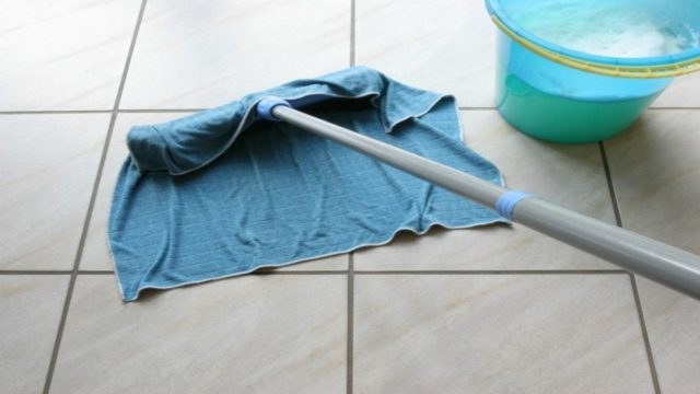 Λεκέδες στα πλακάκια; Με ξύδι, λεμόνι και μαγειρική σόδα θα λάμπουν ξανά!