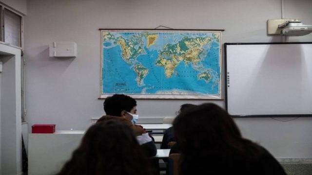 Αναβρασμός στα σχολεία: Το 1/4 των κρουσμάτων αφορά παιδιά και εφήβους! Πως θα ανοίξουν;