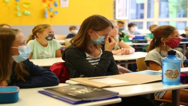Εντάσεις και ευτράπελα στα σχολεία: Χειροπέδες σε γονείς που πήγαν παιδί χωρίς self test