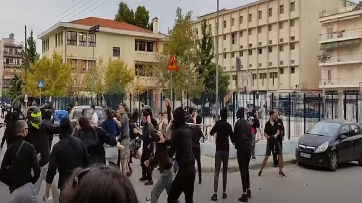 Θεσσαλονίκη: Νέα επεισόδια έξω από το ΕΠΑΛ Σταυρούπολης