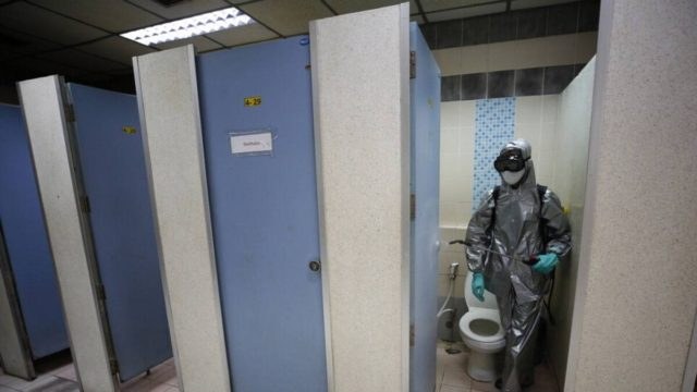 Προσοχή… αν πάτε σε δημόσια τουαλέτα: Αυτός είναι ο κίνδυνος να «κολλήσετε» κορωνοϊό
