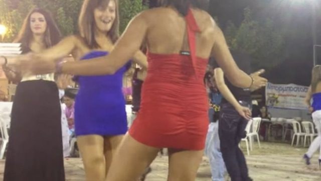 Καυτό τσιφτετέλι σε πανηγύρι: Άναψαν φωτιές οι δύο καλλονές