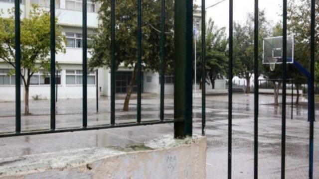 Τρόμος για 16χρονη μαθήτρια στο Βύρωνα: 22χρονος με κατεβασμένα παντελόνια προσπαθούσε να ανοίξει την πόρτα τουαλέτας (Video)