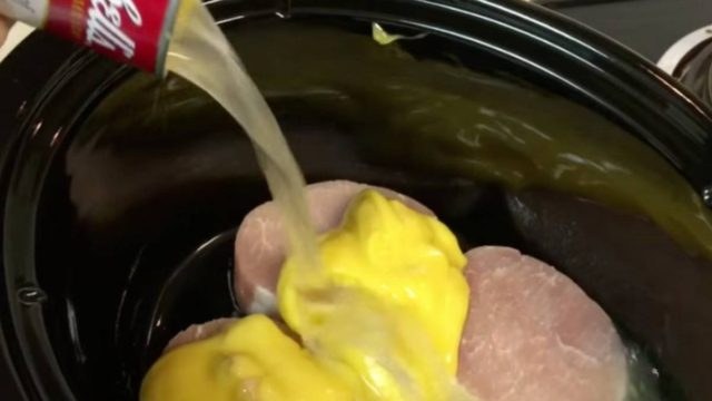 Βάζει στο ταψί μπριζόλες και ρίχνει από πάνω μόνο 2 υλικά…Το καλύτερο πιάτο