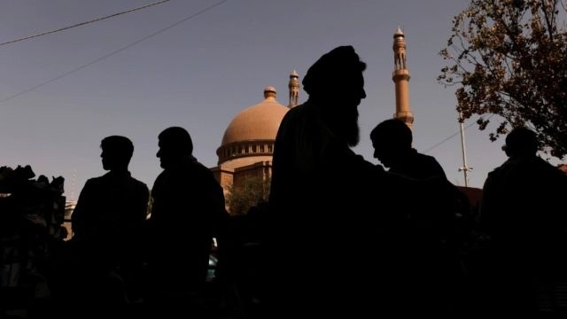 Μακελειό στην Καμπούλ: Πολλοί νεκροί μετά από έκρηξη βόμβας έξω από τζαμί