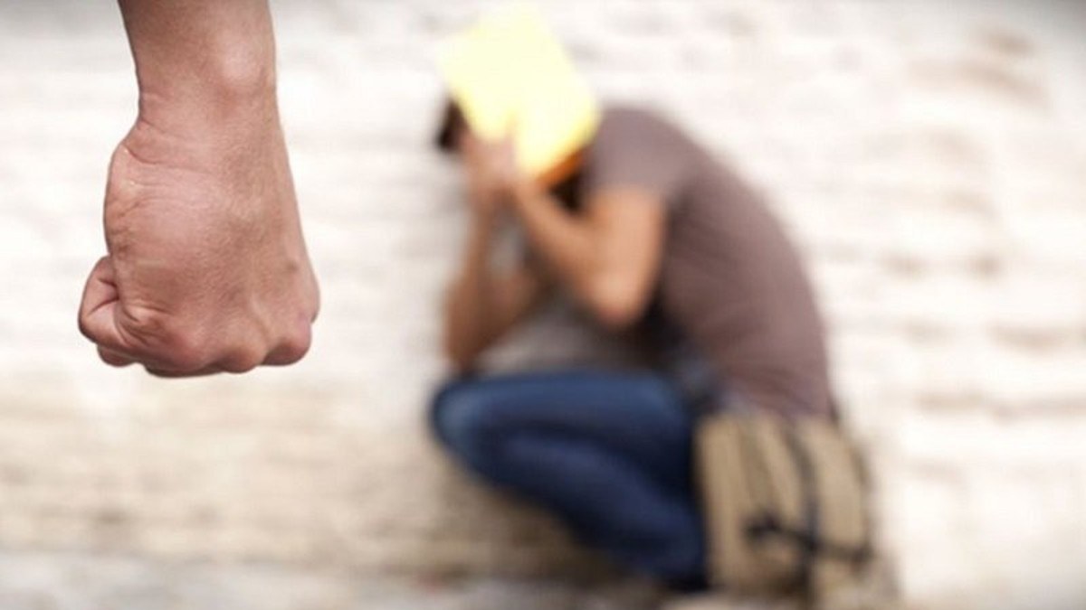 Σοκ στην Καλλιθέα: Άγριος ξυλοδαρμός μαθητή με σιδερογροθιά έξω από σχολείο – Διακομίσθηκε στο Παίδων
