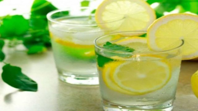 Γιατί όλοι το πρωί πρέπει να πίνουν ζεστό νερό με λεμόνι – Ένα φάρμακο για τα πάντα