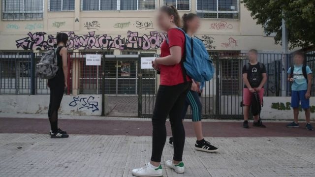 Σάλος με καθηγητή στο Μοσχάτο: «Βγάλε τη μπλούζα σου και ξάπλωσε στο θρανίο» είπε σε 12χρονη μαθήτρια
