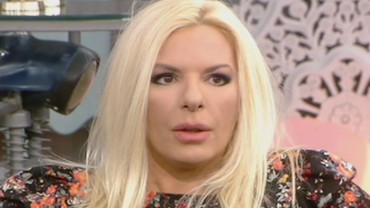 Ανακοίνωσε δημόσια το «γάμο» της η Αννίτα Πάνια – Τρισευτυχισμένη η παρουσιάστρια
