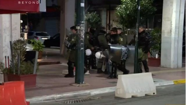 Πέραμα: Έφτασαν στα δικαστήρια Πειραιά οι 7 αστυνομικοί – Τους χειροκρότησαν και φώναζαν «ήρωες» (Video)