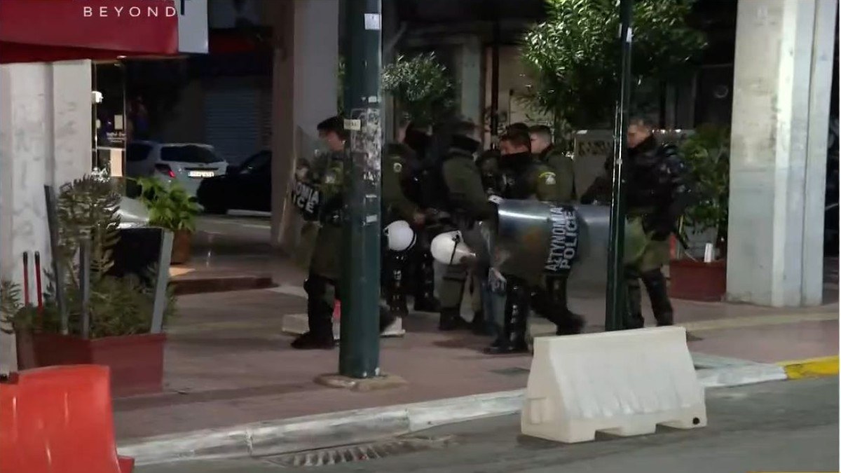 Πέραμα: Έφτασαν στα δικαστήρια Πειραιά οι 7 αστυνομικοί – Τους χειροκρότησαν και φώναζαν «ήρωες» (Video)