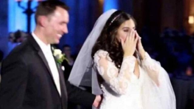 Νύφη νομίζει ότι ο «άσχετος» Dj κατέστρεψε τον γάμο της μέχρι που γυρίζει το βλέμμα της στη σκηνή