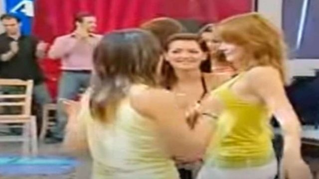 Τσιφτετέλι κόλαση: Γυναίκες χορεύουν σε πλατό και “αναστατώνουν” τους πάντες