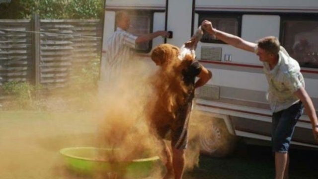 Αδιανόητο: Περιλούζονται με κανέλα… Ο λόγος; Θα σας σοκάρει!