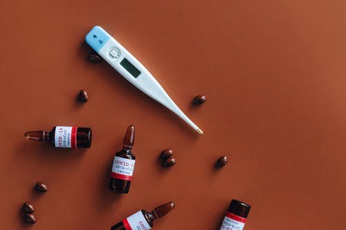 Pfizer vs Merck: Τα νέα χάπια που αναμένεται να βοηθήσουν στην μάχη κατά του κορωνοϊού – Ποιο από τα δύο είναι καλύτερο;