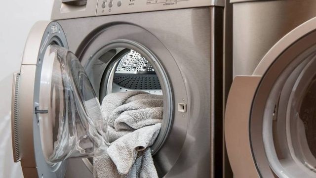 Έβαλε μέσα στο πλυντήριο ένα τούβλο και δεν πίστευε αυτό που συνέβη (video)