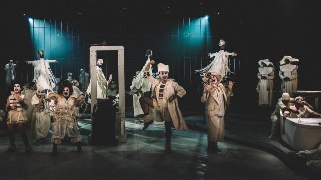 Ποιές παραστάσεις ανεβάζουν αυλαία σήμερα 8/12;