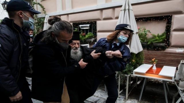Πάπας Φραγκίσκος: Αναστάτωση με ιερέα που διαμαρτυρόταν για την επίσκεψή του – “Είναι αιρετικός, πρέπει να μετανοήσει!” (photos)