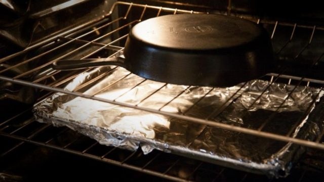 Σωτήρια λύση: Κόβει ένα κομμάτι αλουμινόχαρτο και το βάζει στο κάτω μέρος του φούρνου