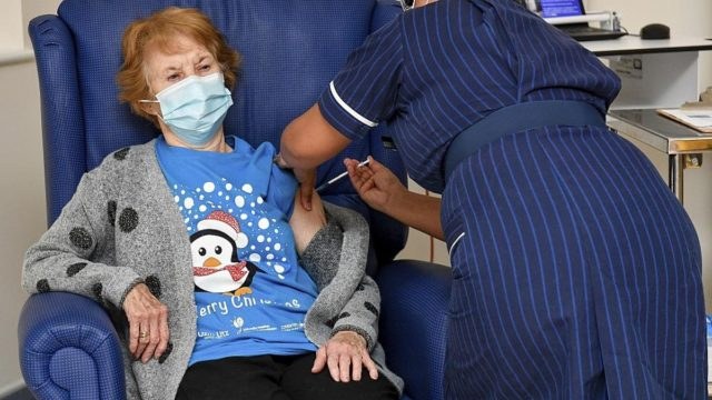 Συγκλονίζουν τα λόγια της Μάργκαρετ Κίναν – Τι λέει έναν χρόνο μετά, το άτομο που εμβολιάστηκε πρώτο στον κόσμο κατά της covid