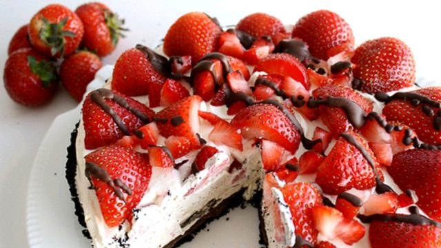 Αφράτο γλυκό ψυγείου με βάση oreo, κρέμα τυριού και φράουλες