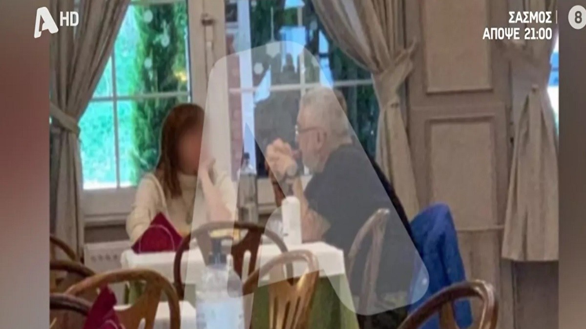 Κρυφός γάμος για τον Στάθη Παναγιωτόπουλο: Σε ταβέρνα με την σύζυγό του την ώρα του σάλου – Παντρεύτηκε πριν από ενάμισι μήνα
