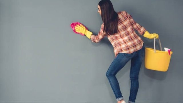 Βρόμικος τοίχος; Το έξυπνο τρικ για να μην αφήσεις στάμπες στο καθάρισμα