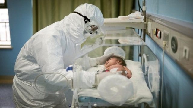Συγκλονίζει η μητέρα του μωρού 5,5 μηνών που πέθανε από κορωνοϊό: «Το παιδί άρχισε να φεύγει στα χέρια μας»