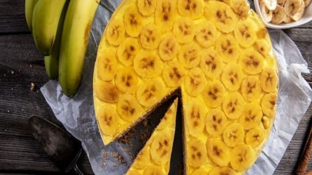 Δροσερό και λαχταριστό γλυκό ψυγείου με κρέμα, ζελέ και μπανάνες