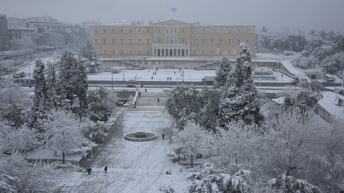 Η κακοκαιρία “Ελπίς” κατέφτασε στο κέντρο της Αθήνας – Τα πρώτα χιόνια στο Σύνταγμα