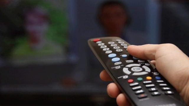Το απίθανο κόλπο για να καθαρίσετε το τηλεκοντρόλ σε 30”