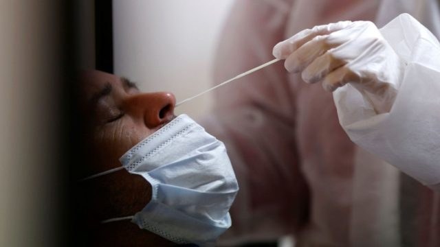 Δέλτα, Όμικρον, γρίπη ή απλό κρυολόγημα; – Πώς θα καταλάβετε από τι νοσείτε