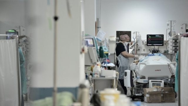 Κορωνοϊός – Στο “κόκκινο” η Κρήτη: Δύσκολες ώρες για 27 διασωληνωμένους – Γεμάτες οι ΜΕΘ στο νησί