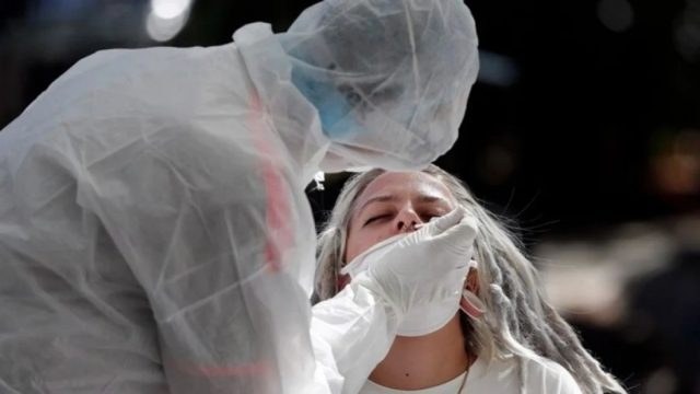 “Βράζει” με 6.853 κρούσματα η Αττική – Πάνω από 2.000 μολυνσεις στη Θεσσαλονίκη