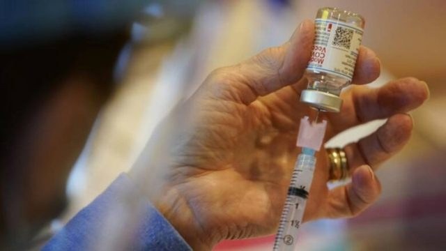 Κορωνοϊός: Τελικά πόσες αναμνηστικές δόσεις εμβολίου θα χρειαστούμε; Τι απαντά η επιστήμη