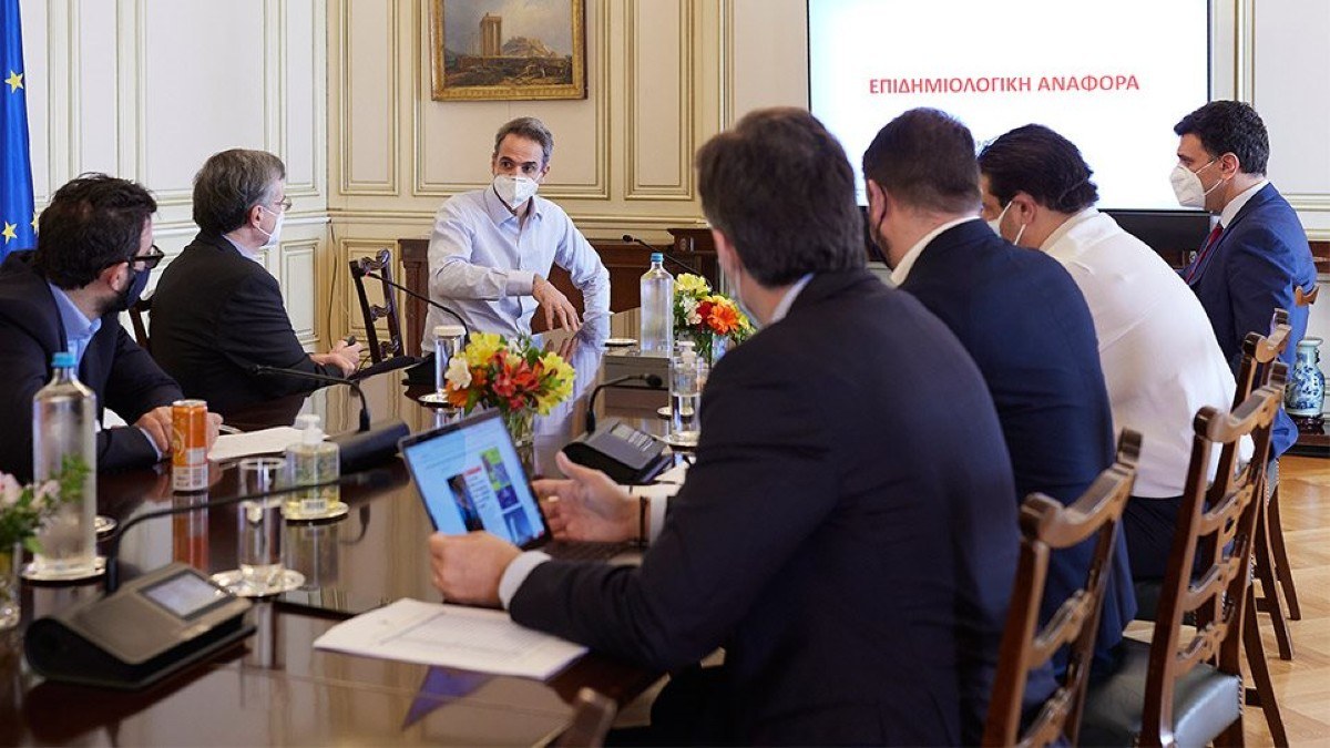 Άρση μέτρων ή παράταση: Όλα τα σενάρια για ωράριο στην εστίαση, μουσική και γήπεδα – Χαμός με το πρόστιμο των 100 ευρώ