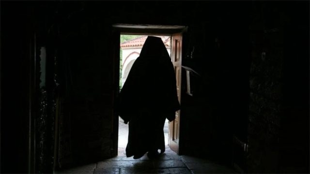 Φρίκη στα Κάτω Πατήσια: Συνελήφθη ιερέας που κατηγορείται για βιασμό ανήλικης