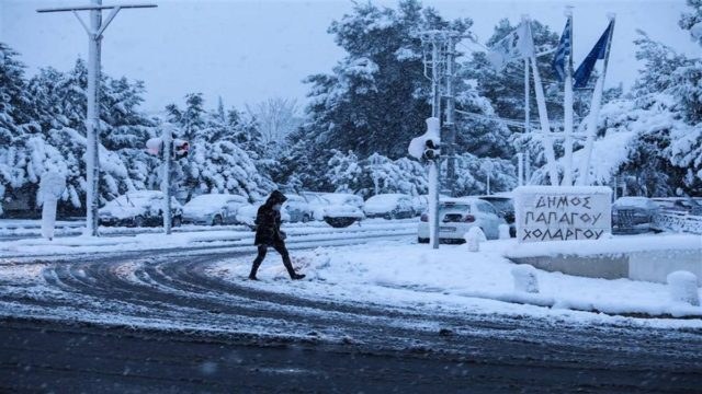 Κακοκαιρία «Ελπίδα»: Στο έλεος του χιονιά ολόκληρη η χώρα! Έκλεισαν Εθνική Οδός, Αττική και Κατεχάκη – Προβλήματα σε Ηλεκτρικό και Μετρό – Ακυρώνονται πτήσεις από το «Ελ. Βενιζέλος» (Video)