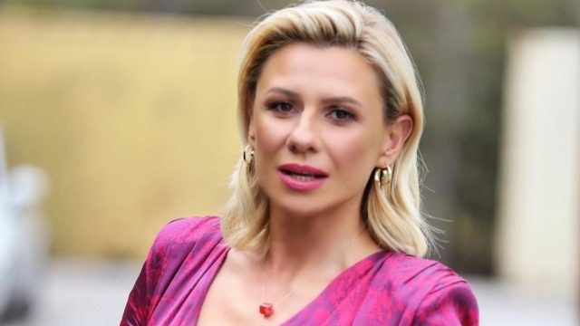 Δεν μπορείτε να το μαντέψετε: Αυτές τις δουλειές έκανε η Κατερίνα Καραβάτου πριν γίνει παρουσιάστρια
