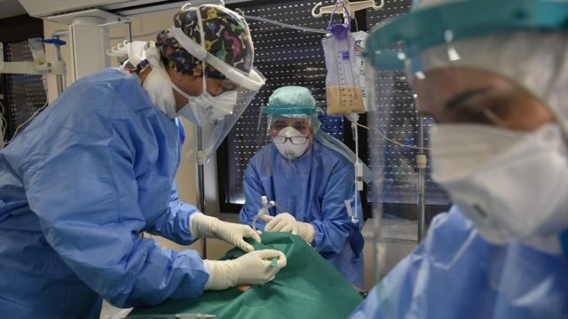 Κορωνοϊός: 22.362 νέα κρούσματα και 107 θάνατοι – Στους 605 οι διασωληνωμένοι