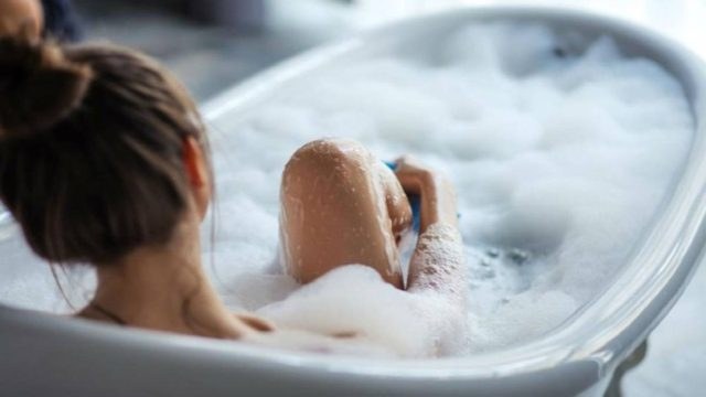 Γέμισε τη μπανιέρα με νερό και έριξε μέσα 5 κουταλιές ελαιόλαδο – Μόλις δείτε το λόγο θα εκπλαγείτε!