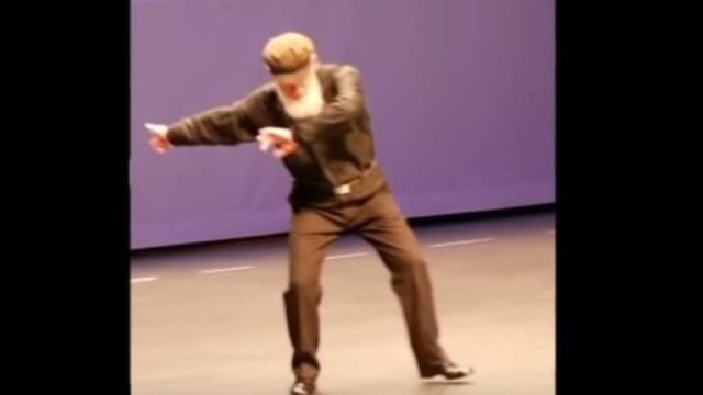 Λεβέντης παππούς χορεύει το πιο συγκινητικό ζεϊμπέκικο – Έτσι έκλεισε ένας κύκλος…