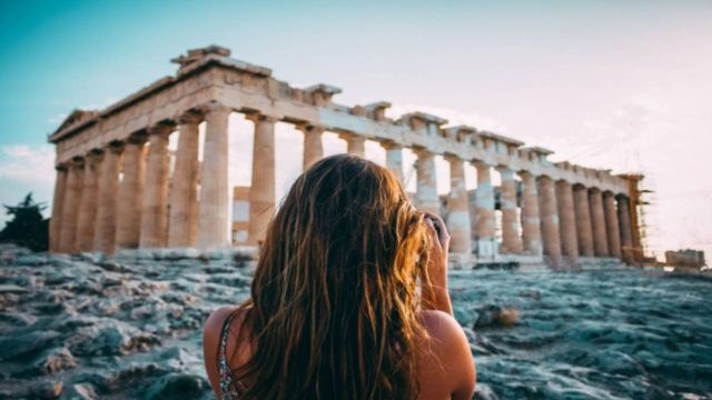 Σάλος: Γύρισαν ταινία πορνό στην Ακρόπολη και την ονόμασαν… “Ξεπαρθενών”!