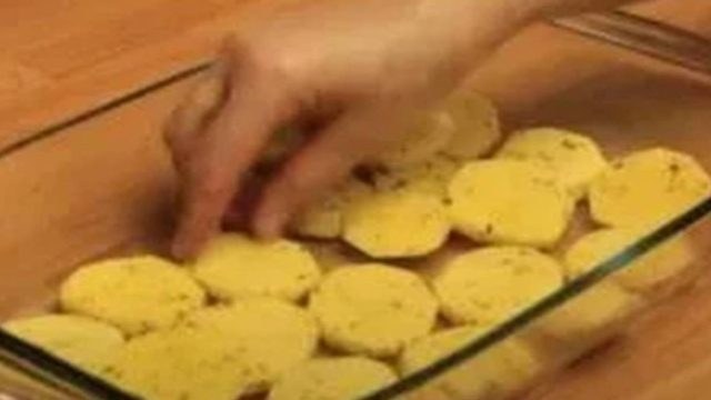 Παίρνει πατάτες, κοτόπουλο και τα τοποθετεί μέσα στο πυρέξ! Όταν θα ρίξει ελαιόλαδο θα γίνει ότι πιο νόστιμο έχεις δοκιμάσει ποτέ!