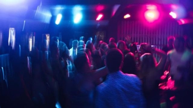 Εντοπίστηκε το υπόγειο που φιλοξένησε κορονοπάρτι με 200 άτομα – Καμπάνα 50.000 ευρώ στον διοργανωτή