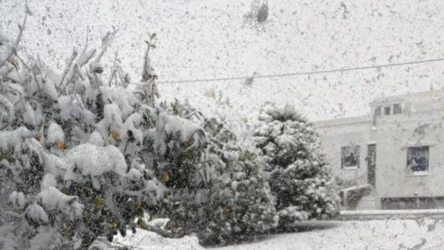 “Κακοκαιρία Ελπίς”: Στα “λευκά” Μύκονος, Τήνος, Άνδρος και Νάξος – Χιόνια και στις παραλίες (εικόνες – video)