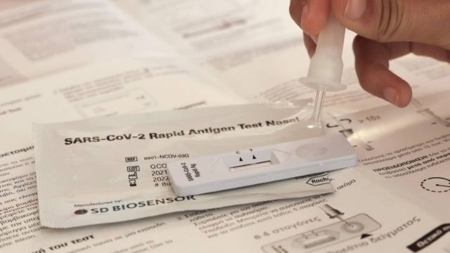 Κορωνοϊός – Self test: Τι σημαίνει αν είναι αχνή η γραμμή του αποτελέσματος (video)